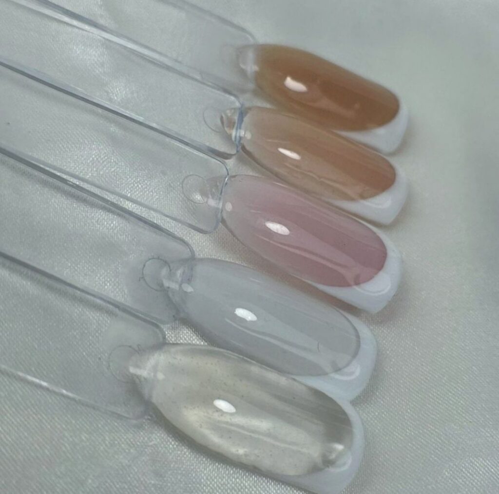 Tips de muestra hechos con polvo acrílico en transparente, rosa y nude