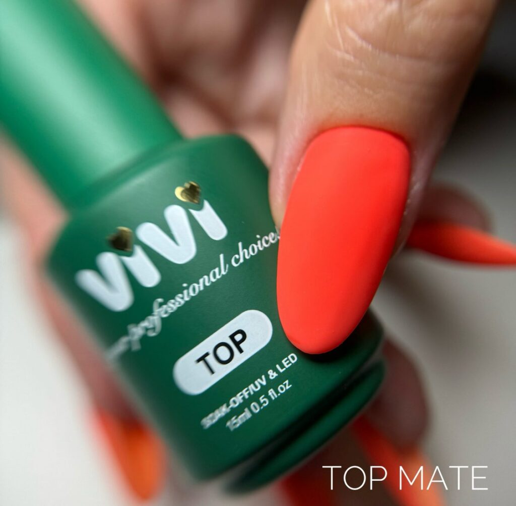 Uña naranja con acabado mate junto al frasco de Top Mate Vivi Nails