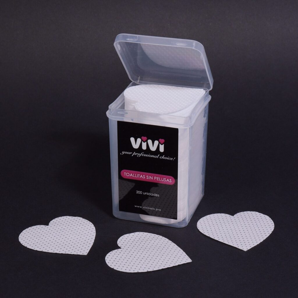Caja de toallitas sin pelusas abierta con varias toallitas en forma de corazón