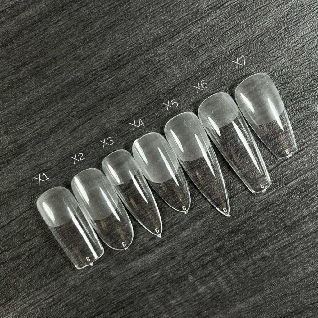 Fila de tips transparentes de soft gel de distintas tallas