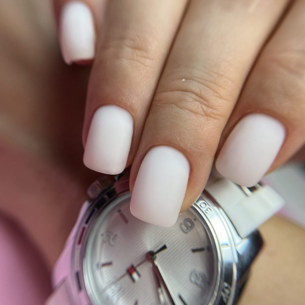 Uñas cuadradas en blanco roto con acabado mate