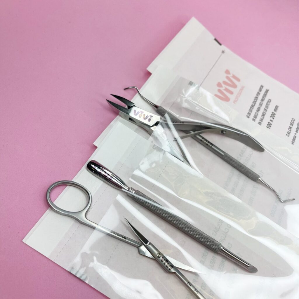 Alicates, tijeras y empujador sobre bolsas de esterilización