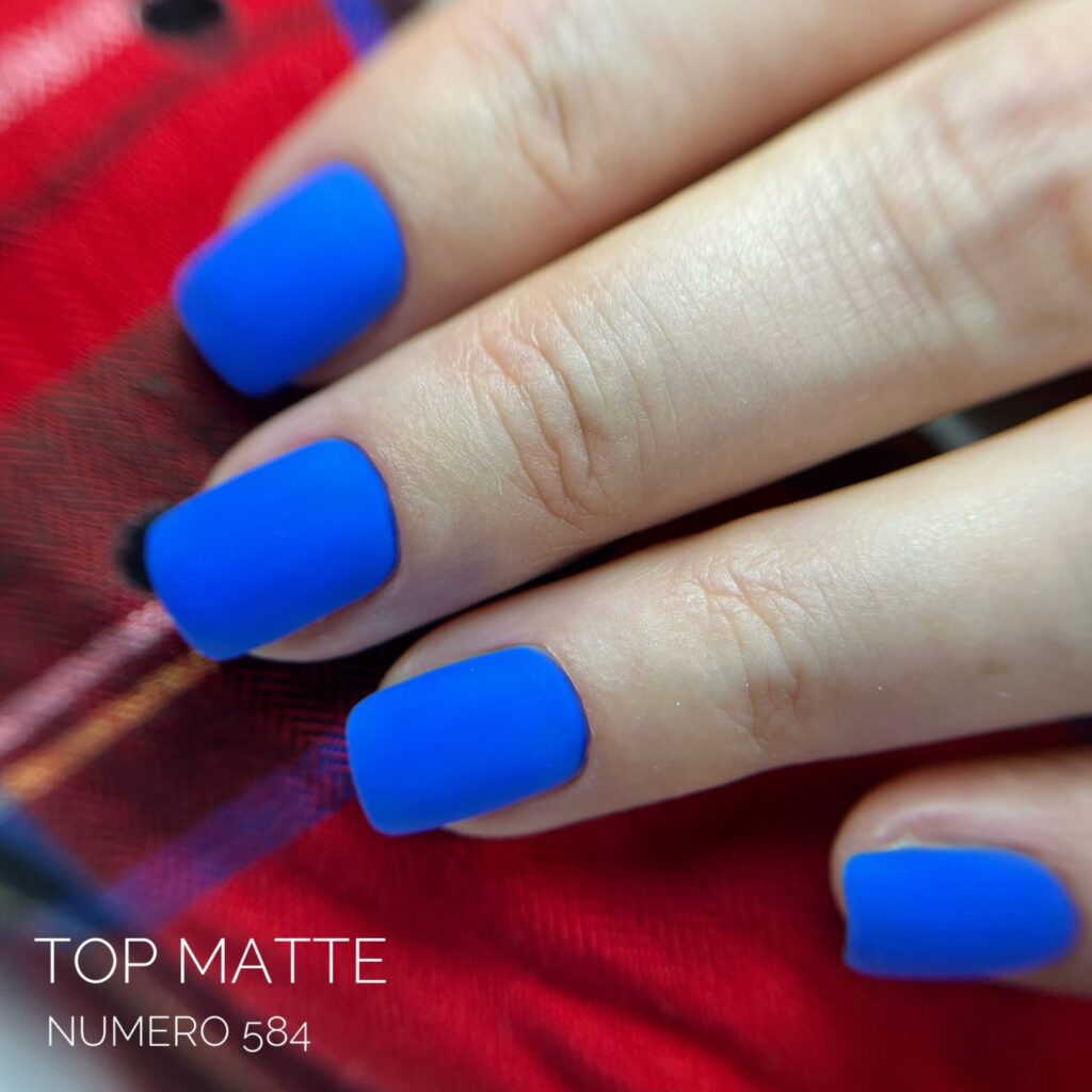 Uñas cuadradas en azul eléctrico con acabado mate