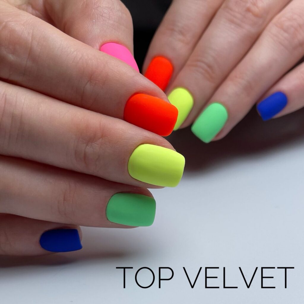Uñas cortas mate, cada una de un color: rojo, naranja, amarillo, verde y azul