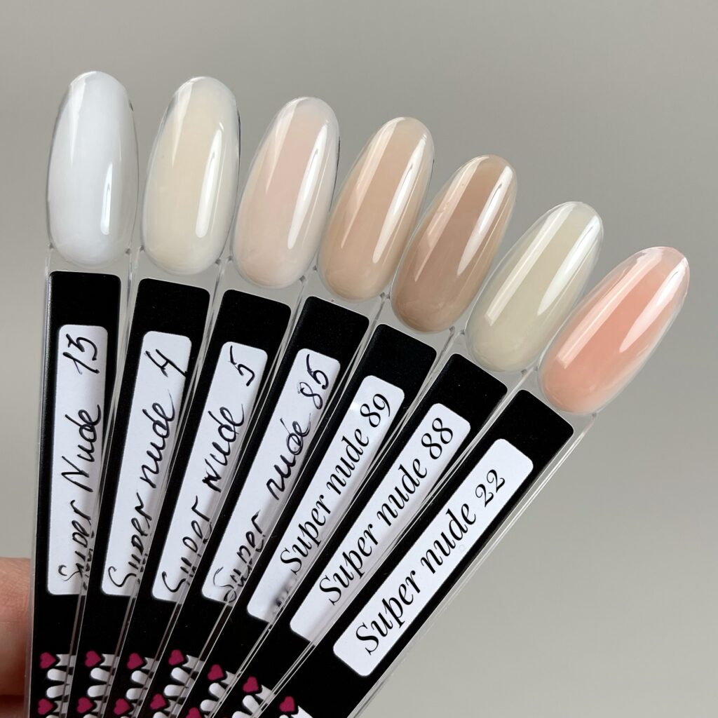 Tips de muestra de Cover Base Super Nude del blanco al melocotón