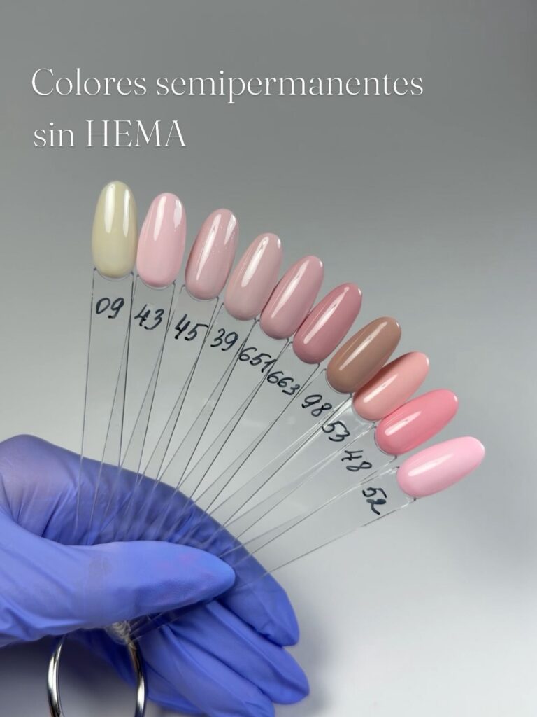 Carta de colores nude y rosas de la línea semipermanente sin HEMA sujeta con un guante