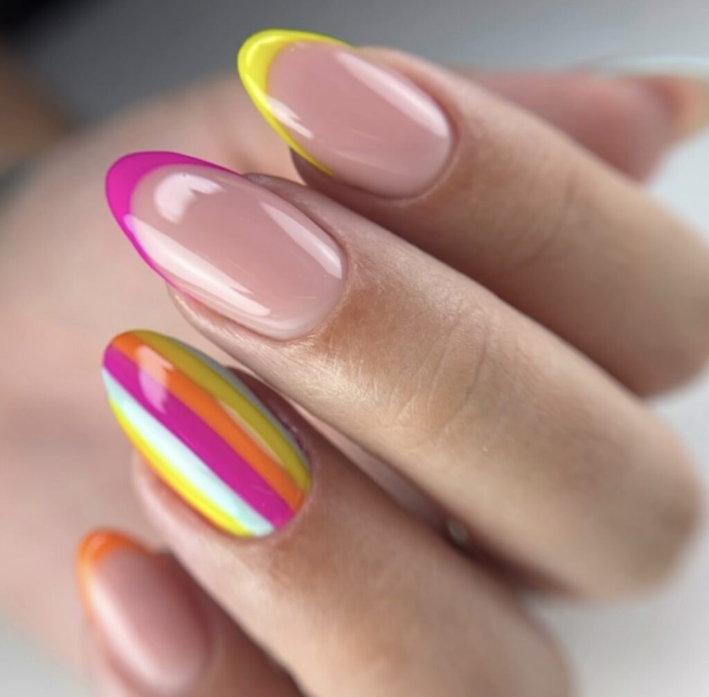 Uñas almendradas con francesa de colores y una uña a rayas multicolor