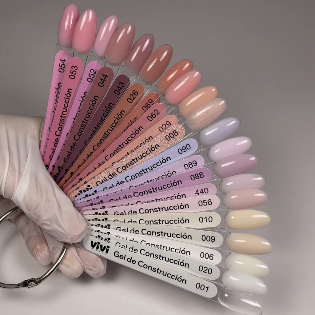 Abanico de tips con todos los tonos del gel de construcción Vivi Nails
